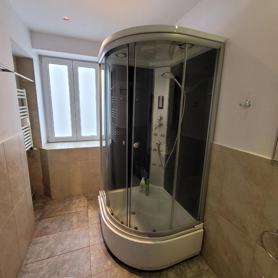Anastasia Balcescu Apart 4 Self Check In Code From 2Pm Kitchen And Bedroom ブカレスト エクステリア 写真