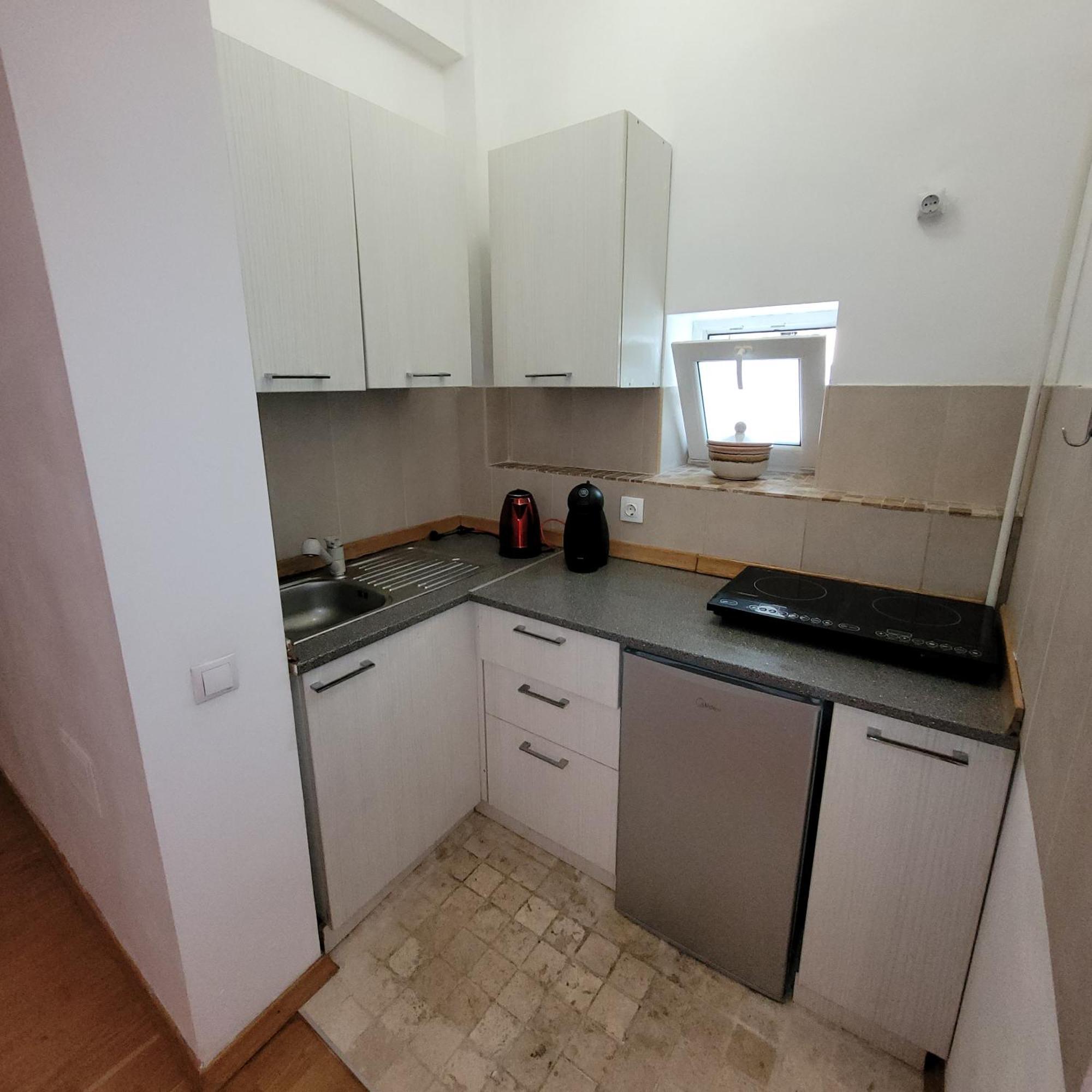 Anastasia Balcescu Apart 4 Self Check In Code From 2Pm Kitchen And Bedroom ブカレスト エクステリア 写真