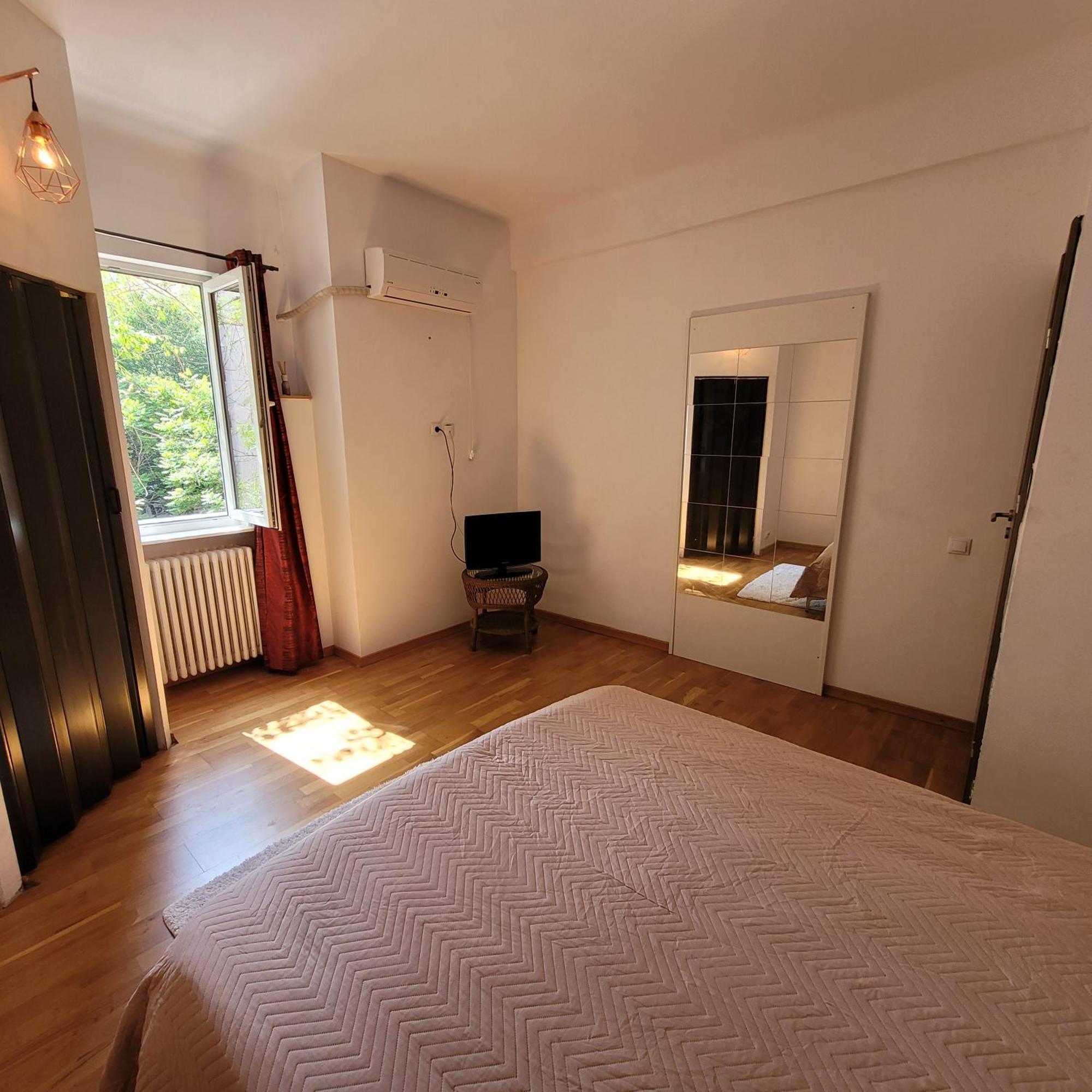 Anastasia Balcescu Apart 4 Self Check In Code From 2Pm Kitchen And Bedroom ブカレスト エクステリア 写真